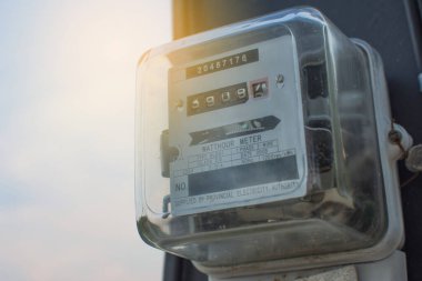 Elektrik sayacı, bir ev veya ofiste elektrik tüketimini belirtmek için kullanılır..