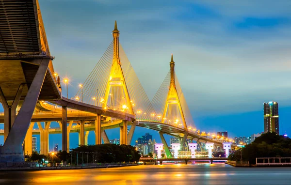 Chao Phraya Nehri 'nin karşısındaki Bhumibol Köprüsü Tayland gece ışıkları