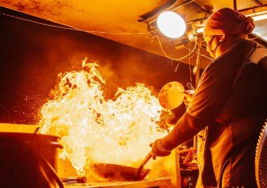Şef, Steve Gıda 'da kızartma tavasında yemek pişiriyor..