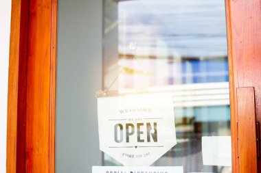 Açılış işareti sabah kapıya asıldı..