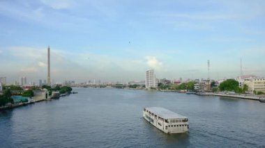 Bangkok, Tayland - 05-09-2020 Nehir köprüsü manzarası ve Chao Phraya Nehri üzerindeki tekne trafiği güzel şehir manzarası ve turizm bölgeleri yakınlarındaki asma köprüler.