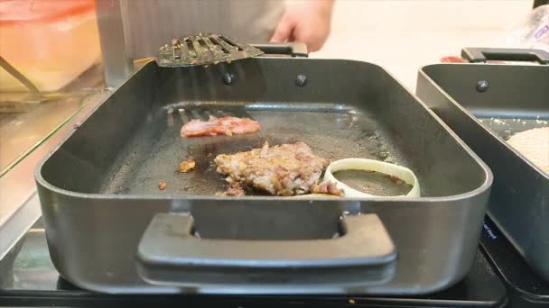Fritar Carne Panela Para Fazer Hambúrguer Para Clientes Que Pedem — Vídeo de Stock