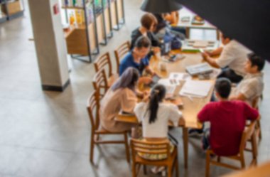 Görüntü bulanık, toplantı planında oturanlar...