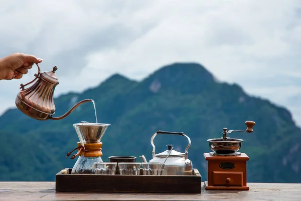 Häll Varmt Vatten Dropp Kaffe Ett Träbord Vacker Utsikt Över — Stockfoto