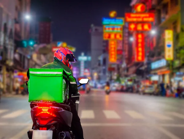 Yemek teslimatçıları, Çin Mahallesi, Tayland 'da geceleri internetten sipariş veren müşterilere teslimat yapıyor..