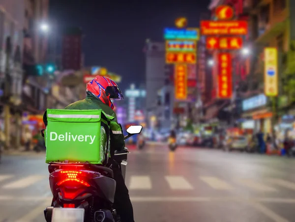 Gıda dağıtım şoförleri, gece online sipariş veren müşterilere mal götürmek için yola çıktılar. Çevrimiçi yemek siparişi