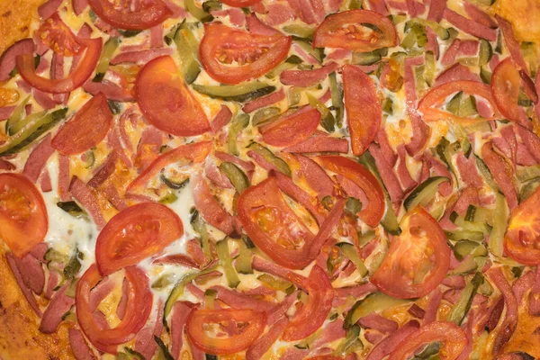 Pizza fatta in casa nel forno. cucinare a casa . — Foto Stock