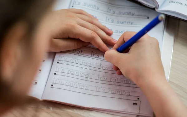 Un alumno aprende en casa a escribir a distancia para niños . — Foto de Stock