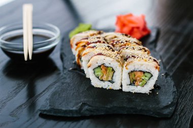 Suşi rulo halinde, tabakta yılan balığı var.