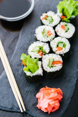 Tahta tabakta sebzeli makarna.