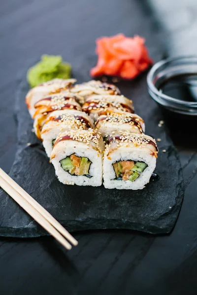 Rolo Sushi Com Enguia Uma Chapa Ardósia — Fotografia de Stock