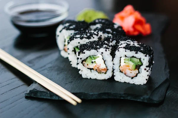 Rolo Sushi Com Caviar Preto Uma Chapa Ardósia — Fotografia de Stock
