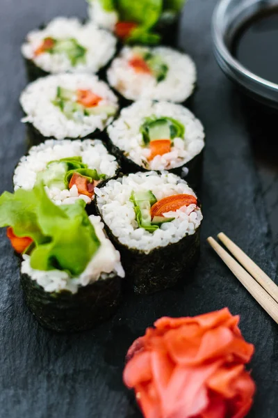 Rolo Maki Com Legumes Prato Ardósia — Fotografia de Stock