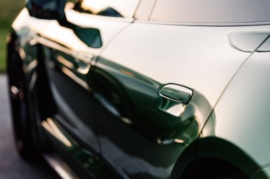 Alesund / Norveç - 31 Mayıs 2020: Promosyon amaçlı park edilmiş koyu yeşil Porsche Taycan sedan. Dış detay çekimi. 