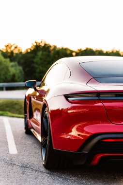 Alesund / Norveç - 31 Mayıs 2020: Porsche Taycan Sedan, tanıtım amacıyla park etmiş. Arka çekim.. 