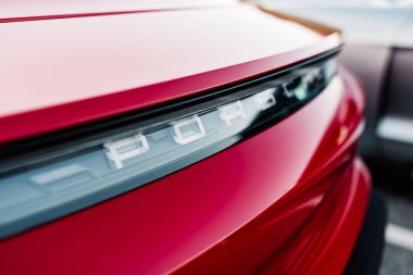 Alesund / Norveç - 31 Mayıs 2020: Kırmızı Porsche Taycan Sedan, tanıtım amaçlı park edilmiş. Arka detay çekimi. 