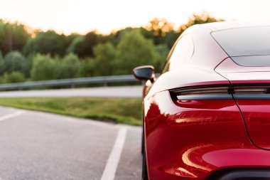 Alesund / Norveç - 31 Mayıs 2020: Kırmızı Porsche Taycan Sedan, tanıtım amaçlı park edilmiş. Arka çekim..  