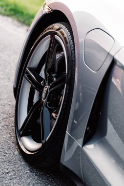 Alesund / Norveç - 31 Mayıs 2020: Otoparkta park etmiş gümüş renkli Porsche Taycan Sedan. Tekerlek yakın çekim.