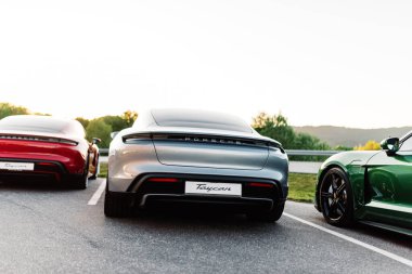 Alesund / Norveç - 31 Mayıs 2020: Park yerinde tanıtım amaçlı park edilmiş üç lüks Porsche Taycan Sedan. 