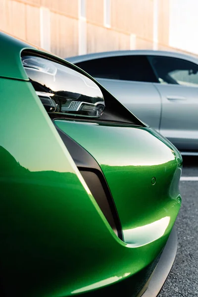Alesund / Norveç - 31 Mayıs 2020: Porsche Taycan Sedanları, tanıtım amacıyla park halinde. Ön uç detayı yakın çekim. 