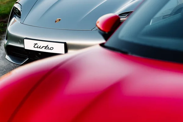 Alesund / Norveç - 31 Mayıs 2020: Porsche Taycan Sedanları, tanıtım amacıyla park halinde. Ön dış görünüş detay çekimi.
