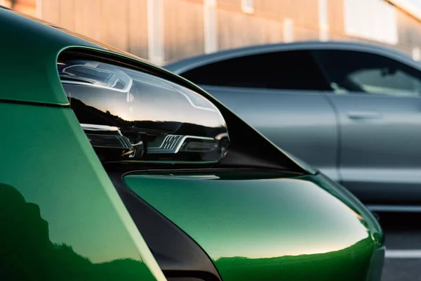 Alesund / Norveç - 31 Mayıs 2020: Porsche Taycan Sedanları, tanıtım amacıyla park halinde. Dış detay çekimi.