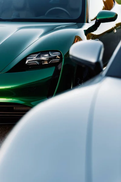 Alesund / Norveç - 31 Mayıs 2020: Park yerinde tanıtım amaçlı park edilmiş lüks Porsche Taycan sedanları. Ön tarafı yakın çekim.. 