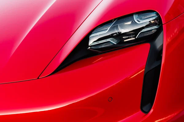 Alesund / Norveç - 31 Mayıs 2020: Porsche Taycan Sedan, tanıtım amacıyla park etmiş. Ön uç dış detay çekimi.