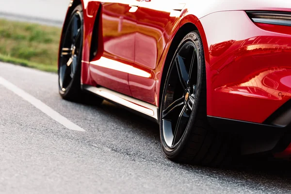 Alesund / Norveç - 31 Mayıs 2020: Kırmızı Porsche Taycan, tanıtım amaçlı park edilmiş bir otoparkta. Dış detay çekimi.