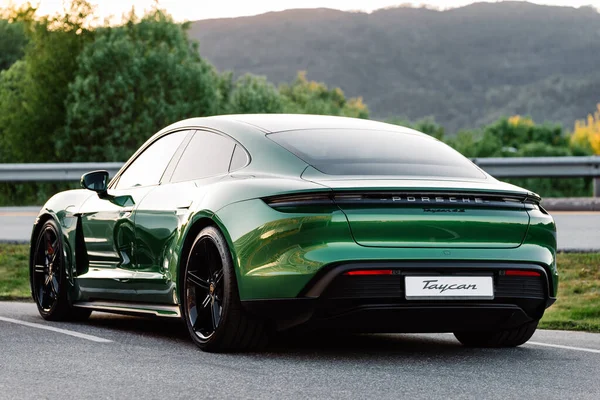 Alesund / Norveç - 31 Mayıs 2020: Tanıtım amaçlı park edilmiş yeşil Porsche Taycan Sedan. Arka çekim..