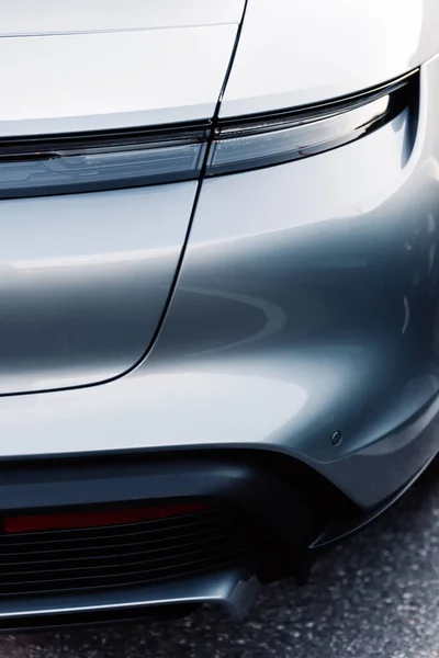 Alesund / Norveç - 31 Mayıs 2020: Otoparkta park etmiş gümüş renkli Porsche Taycan Sedan. Arka detay çekimi.  
