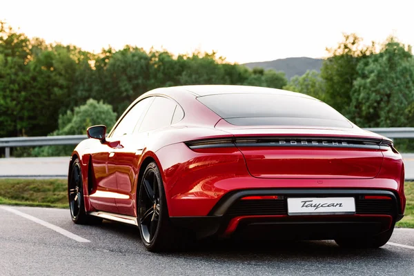 Alesund / Norveç - 31 Mayıs 2020: Kırmızı Porsche Taycan Sedan, tanıtım amaçlı park edilmiş. Arka çekim.. 