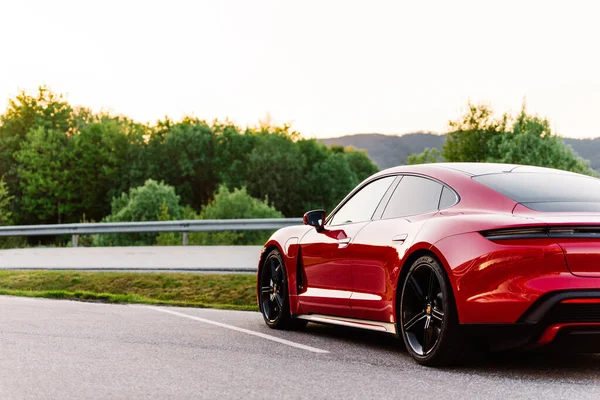Alesund / Norveç - 31 Mayıs 2020: Kırmızı Porsche Taycan Sedan, tanıtım amaçlı park edilmiş. Arka detay çekimi.
