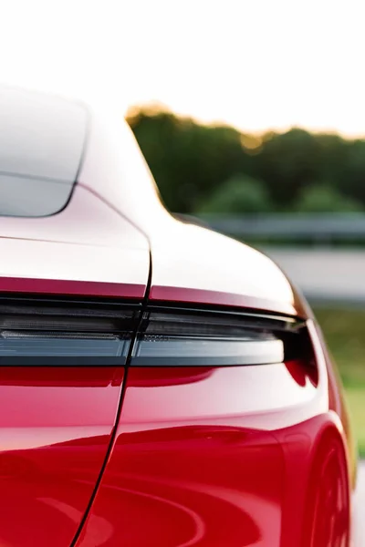 Alesund / Norveç - 31 Mayıs 2020: Kırmızı Porsche Taycan Sedan, tanıtım amaçlı park edilmiş. Arka ışık detay çekimi. 