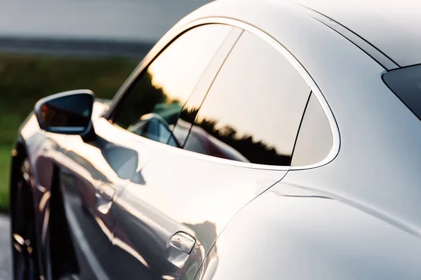 Alesund / Norveç - 31 Mayıs 2020: Otoparkta park etmiş gümüş renkli Porsche Taycan Sedan. Pencere çizgisi detay çekimi. 
