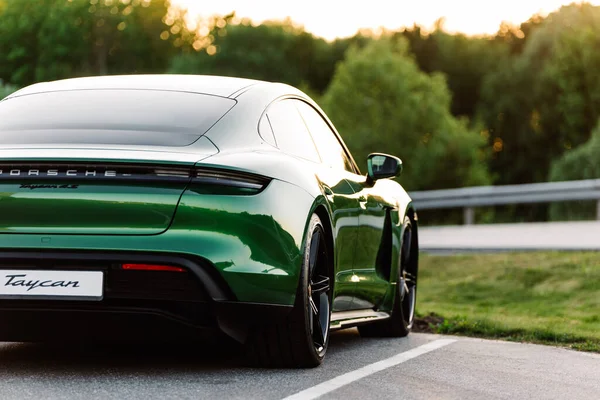 Alesund / Norveç - 31 Mayıs 2020: Tanıtım amaçlı park edilmiş yeşil Porsche Taycan Sedan. Arka çekim..