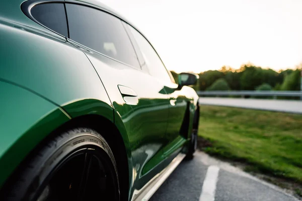 Alesund / Norveç - 31 Mayıs 2020: Tanıtım amaçlı park edilmiş yeşil Porsche Taycan Sedan. Arka dış detay çekimi. 