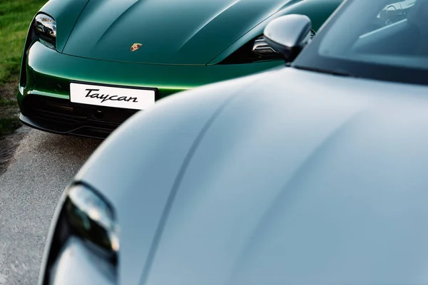 Alesund / Norveç - 31 Mayıs 2020: Porsche Taycan Sedanları, tanıtım amacıyla park halinde. Ön tarafı yakın çekim..