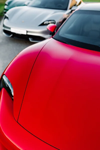 Alesund / Norveç - 31 Mayıs 2020: Park yerinde tanıtım amaçlı park edilmiş üç lüks Porsche Taycan Sedan. 