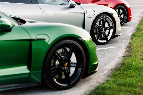 Alesund / Norveç - 31 Mayıs 2020: Park yerinde tanıtım amaçlı park edilmiş üç lüks Porsche Taycan sedan. Yandan ateş edilmiş..