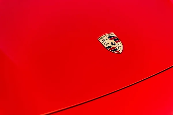 Alesund / Norveç - 31 Mayıs 2020: Kırmızı lüks Porsche Taycan sedan, kaput yakın çekim