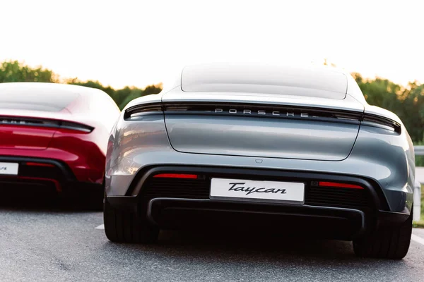 Alesund / Norveç - 31 Mayıs 2020: Porsche Taycan Sedanları, tanıtım amacıyla park halinde. Kuyruk atışı. 
