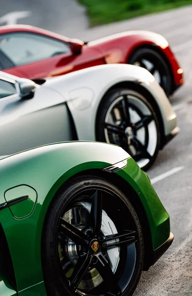 Alesund / Norveç - 31 Mayıs 2020: Park yerinde tanıtım amaçlı park edilmiş üç lüks Porsche Taycan sedan. Dış detay çekimi. 
