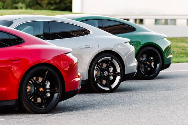 Alesund / Norveç - 31 Mayıs 2020: Park yerinde tanıtım amaçlı park edilmiş üç lüks Porsche Taycan Sedan. 