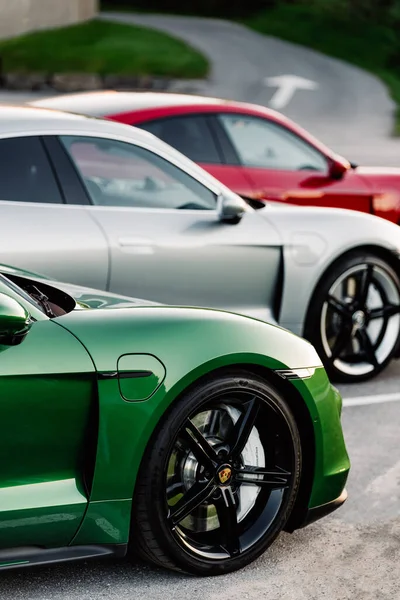 Alesund / Norveç - 31 Mayıs 2020: Park yerinde tanıtım amaçlı park edilmiş üç lüks Porsche Taycan sedan. Dış detay çekimi. 