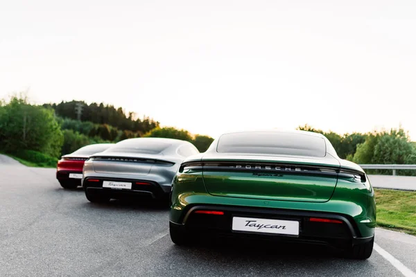 Alesund / Norveç - 31 Mayıs 2020: Park yerinde tanıtım amaçlı park edilmiş üç lüks Porsche Taycan sedan. Arka çekim.. 