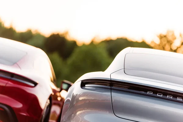 Alesund / Norveç - 31 Mayıs 2020: Park yerinde tanıtım amaçlı park edilmiş lüks Porsche Taycan sedanları. Arka detay çekimi.  