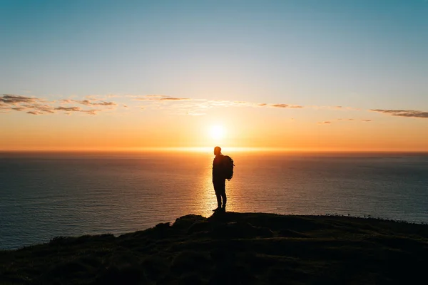 Silhouette Young Man Watching Sunset Seaside Shot Cliff — Stock Photo, Image