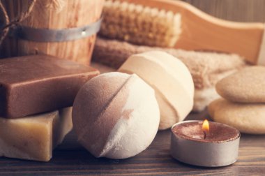 Spa kompozisyon ile banyo bombalar, sabun, mum yaktı. Ahşap arka plan 