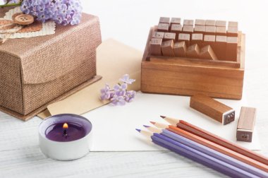 Scrapbooking DIY dekor, pullar, hediye kutusu. Renkli kalemler ve boş kartı. 